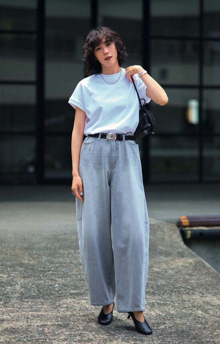 Tシャツ1万8700円（エイトン／エイトン 青山） パンツ1万7930円（メゾンスペシャル／メゾンスペシャル 青山店） ネックレス6万3800円（リューク） バングル11万円（ YArKA ）、リング4950円（ieLS／ともにロードス） ベルト1万6500円（ジャミレイ／エルディスト ショールーム） バッグ3万6300円（ヴァジック／ヴァジックジャパン） シューズ2万7500円（ピモンテ）