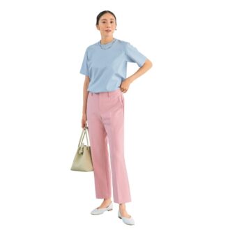 Tシャツ1万4300円（チノ／モールド） パンツ9900円（アテニア） チョーカー2万6400円（ジャミレイ／エルディスト ショールーム） リング19万8000円（ピモンテ） バッグ5万1700円（ヴァジック／ヴァジックジャパン） シューズ2万5300円（ピモンテ）