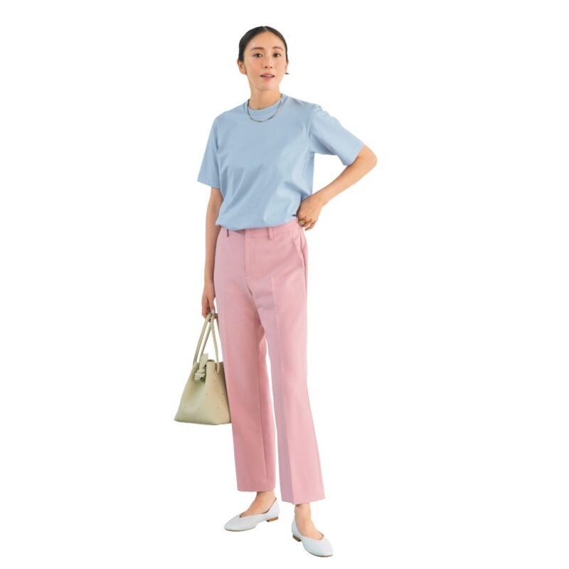 Tシャツ1万4300円（チノ／モールド） パンツ9900円（アテニア） チョーカー2万6400円（ジャミレイ／エルディスト ショールーム） リング19万8000円（ピモンテ） バッグ5万1700円（ヴァジック／ヴァジックジャパン） シューズ2万5300円（ピモンテ）