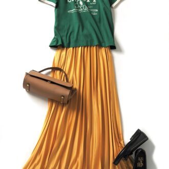 Tシャツ1500円（ユニクロ）©2025 Peanuts Worldwide LLCスカート5500円（フリークスストア／フリークスストア渋谷） バッグ3万6300円（ロリステッラ）、ローファー4万9500円（カステラーノ／ともにピモンテ）