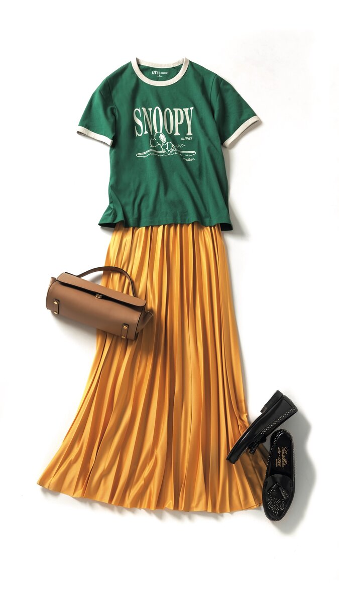 Tシャツ1500円（ユニクロ）©2025 Peanuts Worldwide LLCスカート5500円（フリークスストア／フリークスストア渋谷） バッグ3万6300円（ロリステッラ）、ローファー4万9500円（カステラーノ／ともにピモンテ）