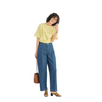 Tシャツ4950円（フリークスストア／フリークスストア渋谷） デニムパンツ3万3000円（オブリオ） サングラス1990円（ユニクロ） ヘアゴム2530円（Filigran／ロードス） ショルダーバッグ5万600円（ドラゴン ディフュージョン） サンダル1万5400円（ダイアナ／ダイアナ 銀座本店）
