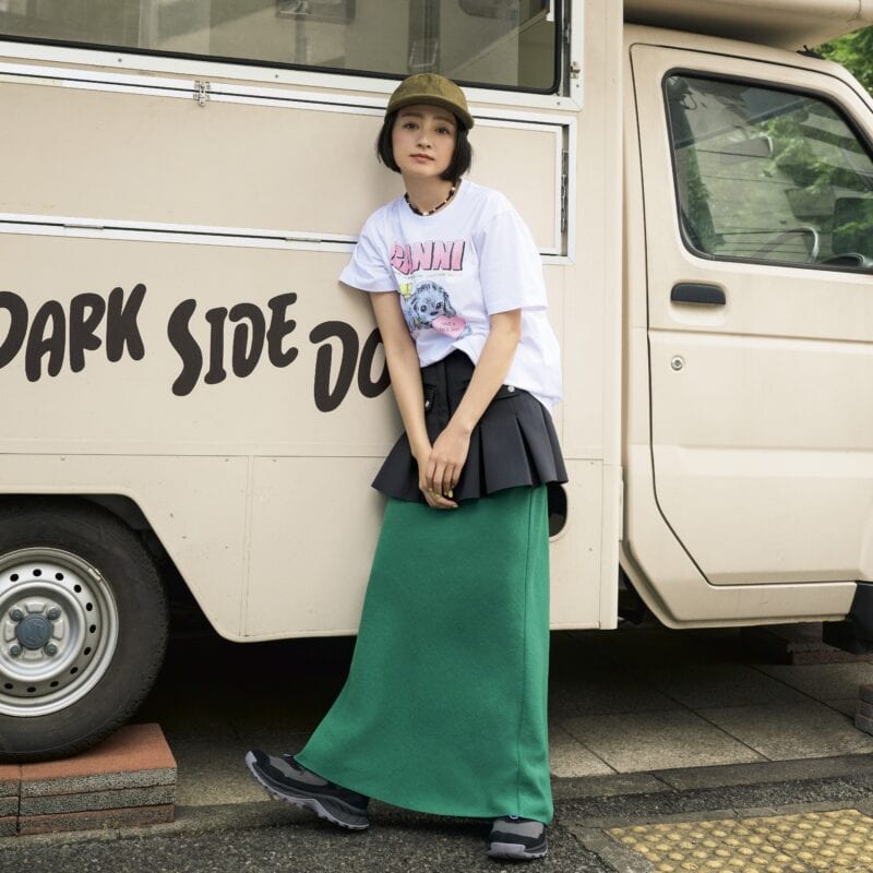 Tシャツ2万900円、黒スカート5万5000円（ともにガニー／ガニー 渋谷パルコ）　緑スカート2万5300円（ベッド&ブレックファスト／グリードインターナショナル）　靴2万3100円（キーン／キーン・ジャパン合同会社）　キャップ8250円（ザ ファクトリー メイド／中央帽子）　ネックレス1万6500円（ニンファ ハンドメイド／グレープヴァイン バイ ケイスリー）
