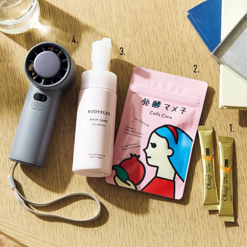 1.体臭の原因となる過酸化脂質の増加を抑制するビタミンC。「ハリの効果もあり、一石二鳥」。オバジC インナーリポショット 62本入り 8370円（ロート製薬）　2.腸活抜きにしてニオイ軽減は不可能。「疲れた時におやつ感覚で栄養補給します」。発酵マメ子 セルズケア 60カプセル 6980円（フローラプラス）　3.「低刺激で敏感肌の私でも使え、気持ちよく朝をスタート」。ボディプレックス ホイップケアEX 150mL 1650円（KIYORA）　4.「皮膚に触れた部分を冷やしてくれる優れもの。40歳を過ぎてからは一年中持ち歩いています」。DeliToo冷却プレート付き携帯扇風機 5549円（編集部調べ・編集部私物）