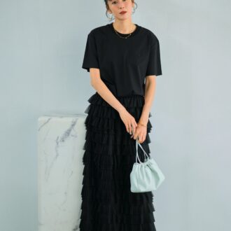 Tシャツ1万4300円、バッグ2万5300円（ともにカルヴァン・クライン／カルバン・クライン カスタマーサービス） スカート3万7400円（プルミエ アロンディスモン）、ピアス3520円（Filigran）、ネックレス1870円（シースキー）、バングル3300円（ヘンカ／すべてロードス） サンダル6万4900円（ネブローニ／ピモンテ）