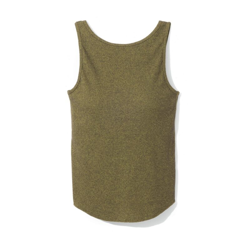 前後コントラストでバックは深めにカット。EMILY WEEK×FRAMe WORKメランジブークレリブタンク8800円（エミリーウィーク ニュウマン横浜店）