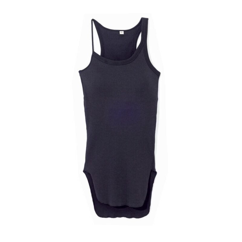 エッジを加えるモードな非対称デザイン。ラウンド裾も◎。オーガニックコットンアシンメトリーブラタンクトップ1万7600円(ハクジ/ショールームリンクス)