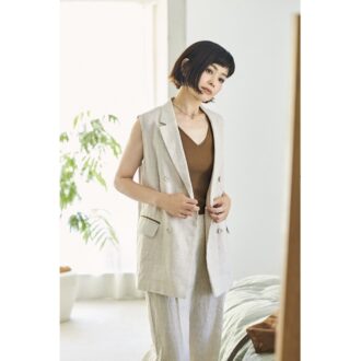 トレンド感のあるこっくりとしたブラウンカラーのキャミソールは、ネップ感のある表情豊かなリネンのセットアップのナチュラルな風合いに呼応する。ショートレングスのネックレスを重ね付けすれば、重心が上がってさらに軽やか。ジレ1万7600円、パンツ1万5400円(ともにデッサン/ワールド プレスインフォメーション) パールネックレス4万700円、チェーンネックレス4万9500円(ともにマリハ)