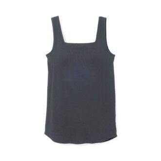 スクエアデザインでデコルテがきれい。ピーナツ型パッドでズレ知らず。カップ付きタンクトップ4990円(アンフィーロ/オンワード樫山)