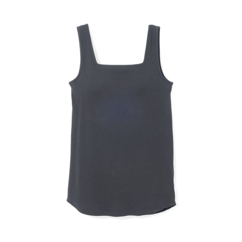 スクエアデザインでデコルテがきれい。ピーナツ型パッドでズレ知らず。カップ付きタンクトップ4990円（アンフィーロ／オンワード樫山）