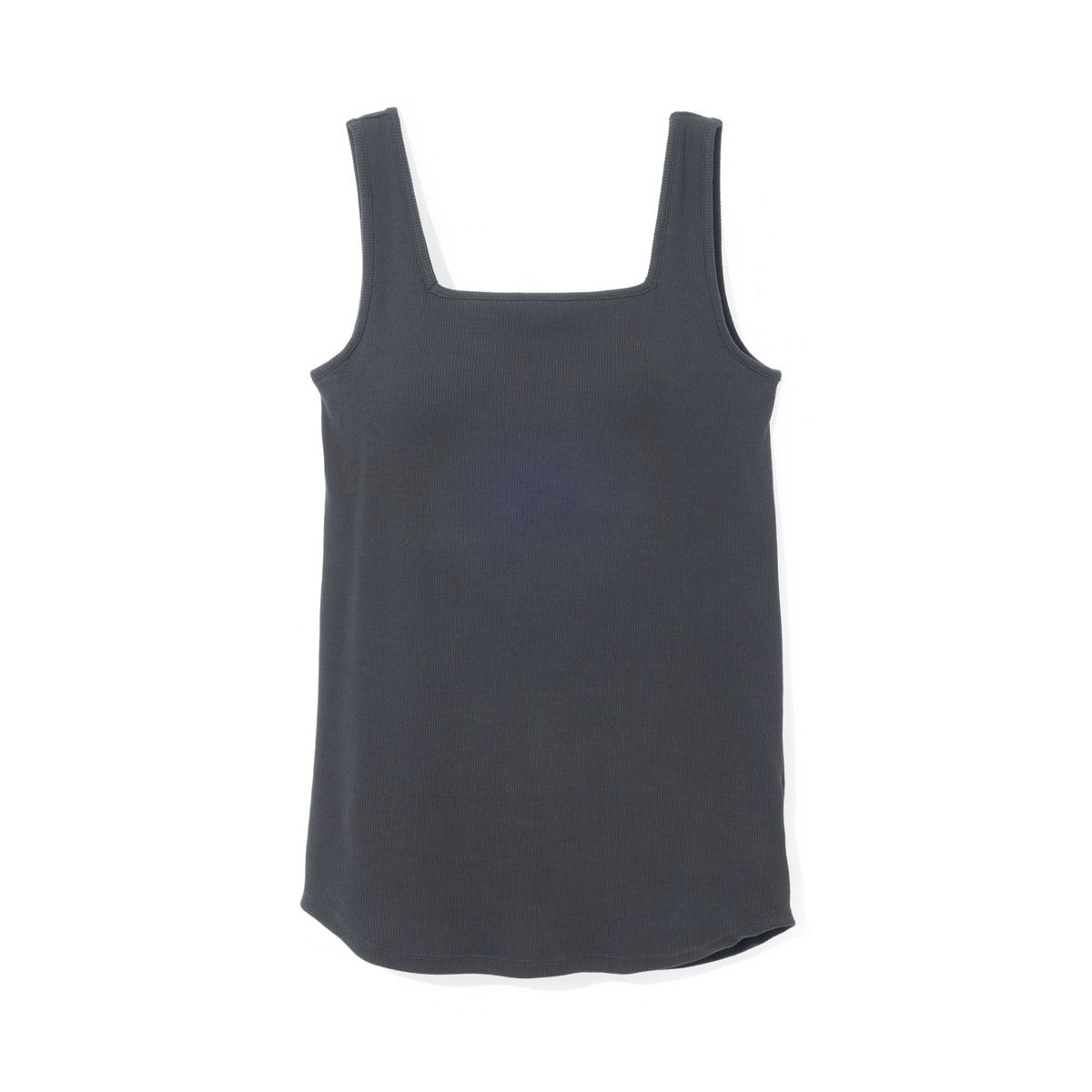 スクエアデザインでデコルテがきれい。ピーナツ型パッドでズレ知らず。カップ付きタンクトップ4990円（アンフィーロ／オンワード樫山）