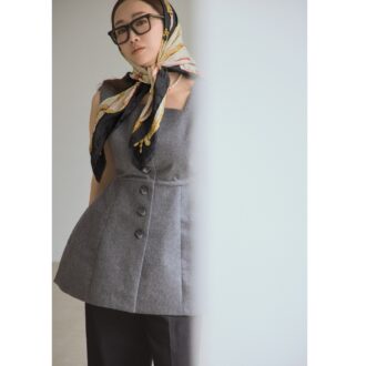ジレ3万8000円（シーニュ）　パンツ5万 3900円（AKIRANAKA／ハルミ ショー ルーム）