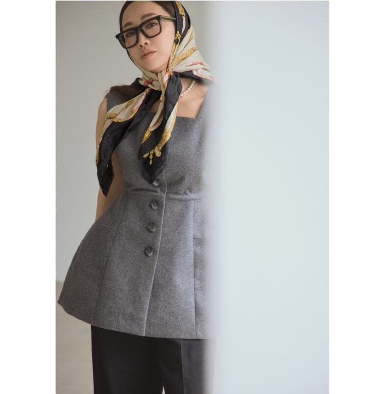 ジレ3万8000円（シーニュ）　パンツ5万 3900円（AKIRANAKA／ハルミ ショー ルーム）