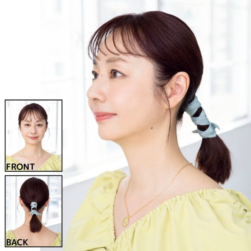 ポニー部分に上品な色を添えてシンプルヘアの地味見えを解消。ヘアリボン1320円（アネモネ／サンポークリエイト）　ブラウス6490円（セルフィスト／アバハウスインターナショナル オンラインストア）　ネックレス2万7500円（マリハ）