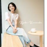 【40代スナップ】国仲涼子さん、定番白Tシャツ×デニムを≪ジレ×ローファー≫で品よく大人カジュアルに格上げ！