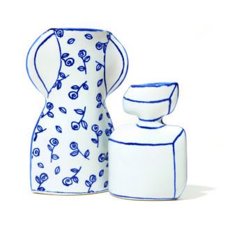 右・一輪挿しにもなる香水瓶のかびん 8800円、左・瀬戸焼とのコラボレーションで生まれたローズのかびん8800円　Marianne Hallberg〈マリアンヌ・ハルバーグ〉