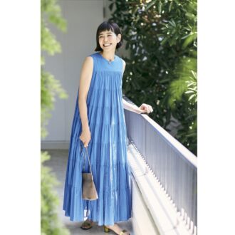 ワンピース4万700円、ネックレス3万8500円（ともにマリハ）　バッグ6万9300円（マエストソ／オブリオ）　サンダル4万6200円（カチム）