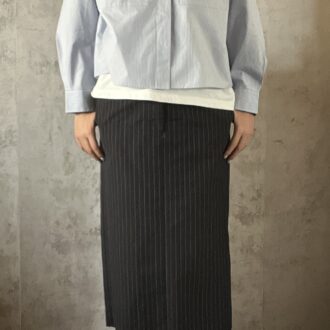 残暑が厳しい時期はTシャツとのレイヤードを楽しむのもおすすめ。このシャツはストライプ柄ですが主張はかなり控えめなので、無地感覚でスタイリングできますよ！