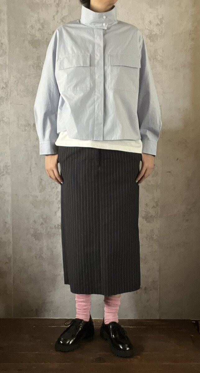 残暑が厳しい時期はTシャツとのレイヤードを楽しむのもおすすめ。このシャツはストライプ柄ですが主張はかなり控えめなので、無地感覚でスタイリングできますよ！