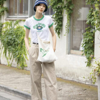 Tシャツ／古着 パンツ／ティッカ バッグ／古着屋さんで購入 スニーカー／VANS 帽子／手編み