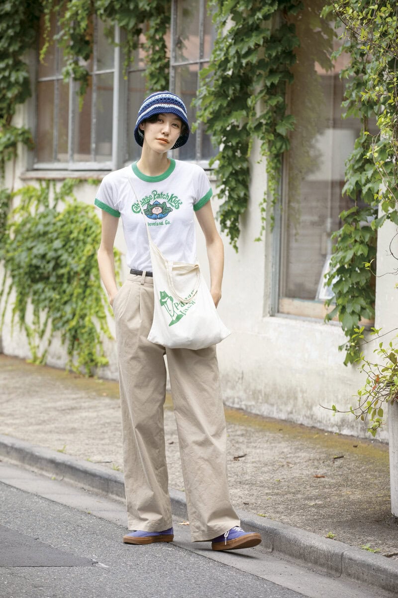 Tシャツ／古着 パンツ／ティッカ バッグ／古着屋さんで購入 スニーカー／VANS 帽子／手編み