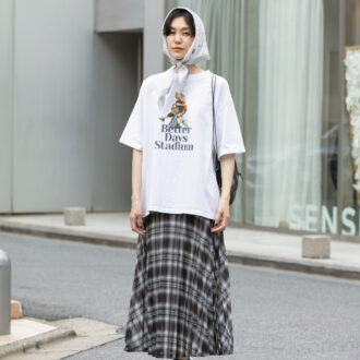 Tシャツ／YUJI TAKEUCHI スカート／オーラリー バッグ／ほぼ日手帳 スニーカー／アシックス スカーフ／アーツ＆サイエンス