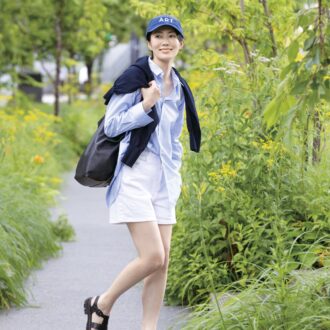 シャツ／アンシェルマン パンツ／ZARA バッグ／アエタ サンダル／ルカ グロッシ キャップ／パリで購入