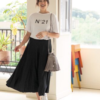 Tシャツ／ヌメロ ヴェントゥーノ スカート／ロバート フレイドマン バッグ／J&M デヴィッドソン スニーカー／コンバース ブレスレットとピアス／海外で購入