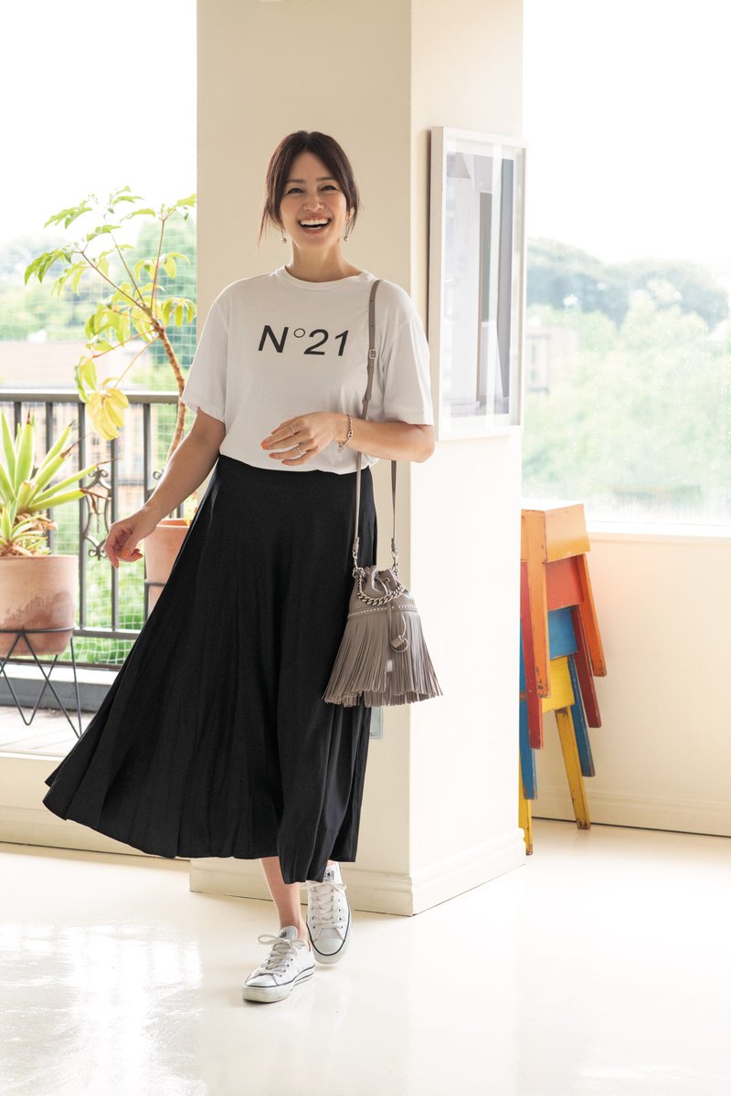Tシャツ／ヌメロ ヴェントゥーノ スカート／ロバート フレイドマン バッグ／J&M デヴィッドソン スニーカー／コンバース ブレスレットとピアス／海外で購入