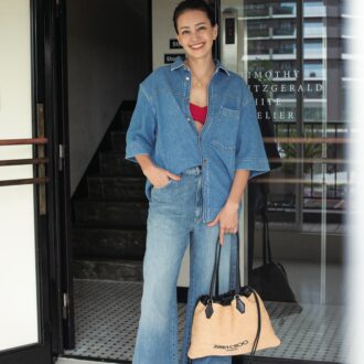 シャツ、パンツ／PTトリノ バンドゥ／ZARA バッグ／ジミーチュウ サンダル／ピエール アルディ ネックレス／デビアス