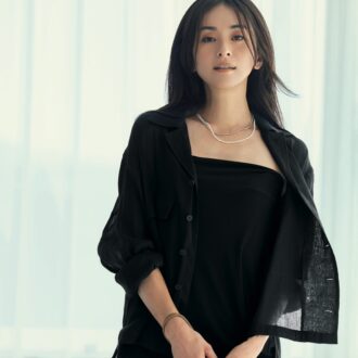 上質なシアーシャツで品よくセンシュアルに