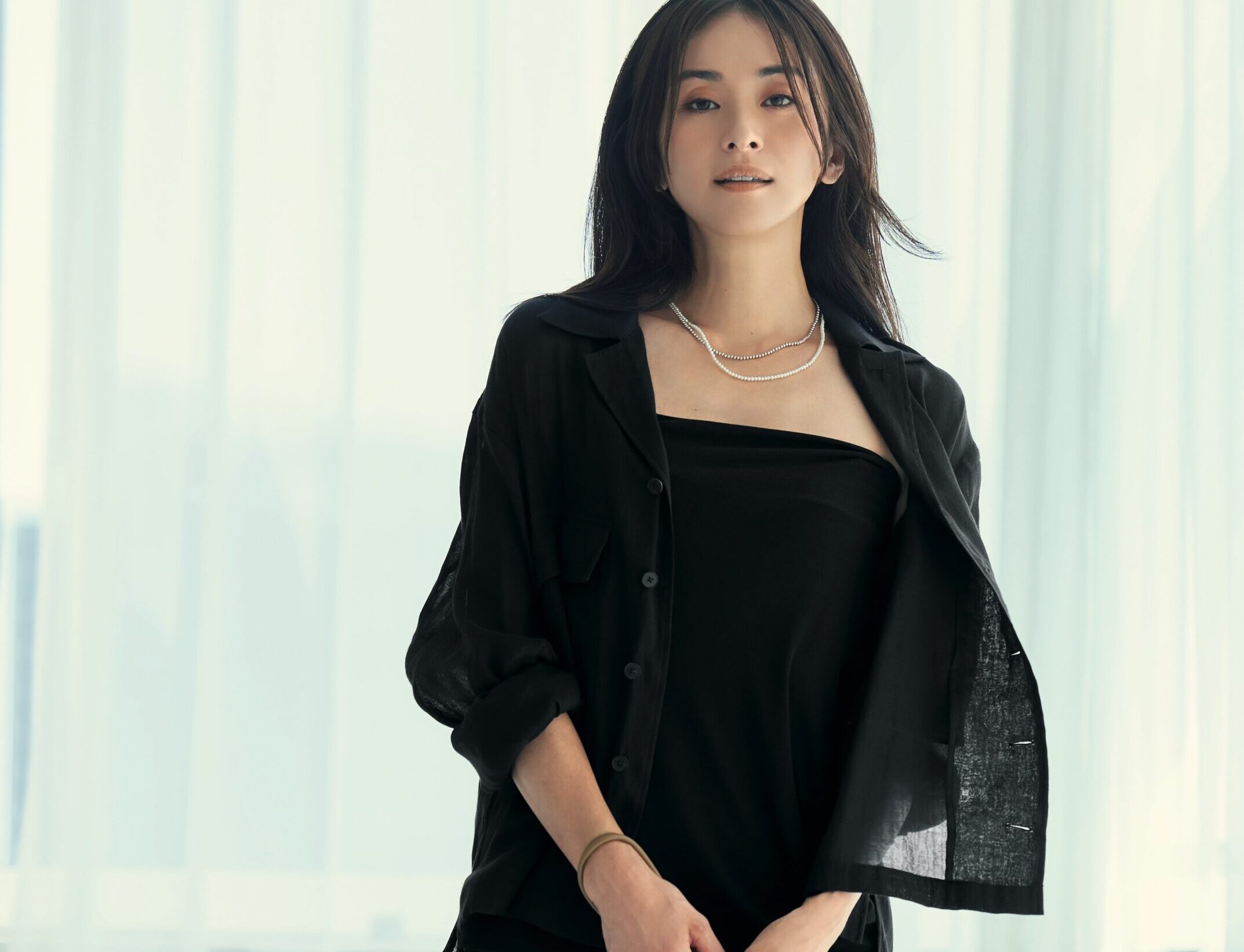 上質なシアーシャツで品よくセンシュアルに