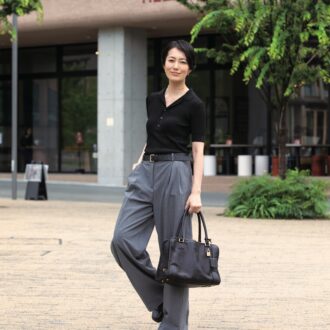 ニット／ロンハーマン パンツ／ZARA ピアス／ヴァンセット・アレン ネックレス／ファイブ サーティ パーク バッグ／ロエベ シューズ／コス