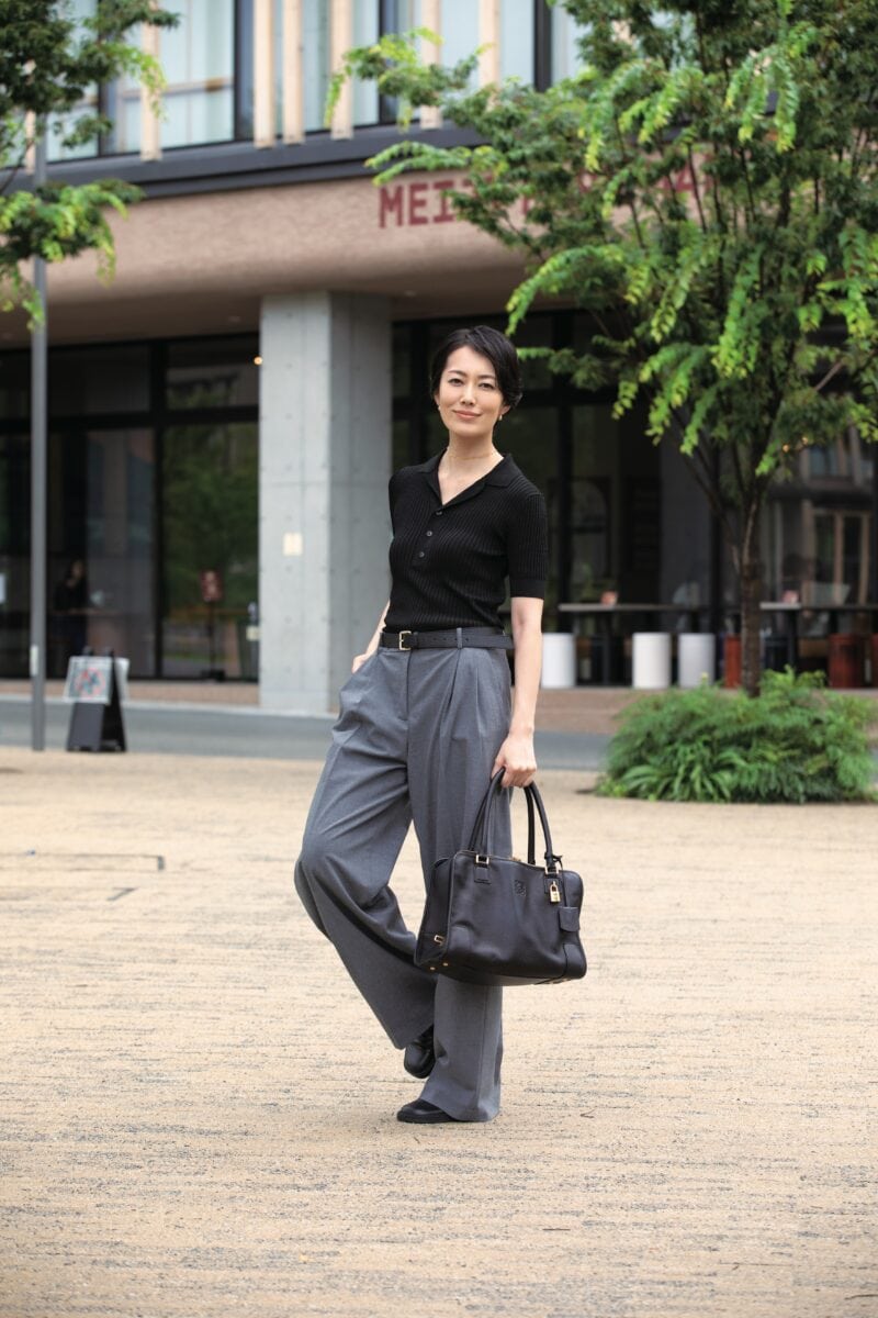 ニット／ロンハーマン パンツ／ZARA ピアス／ヴァンセット・アレン ネックレス／ファイブ サーティ パーク バッグ／ロエベ シューズ／コス