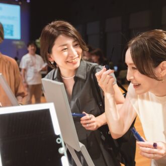 ホーユーのブースでお試しする来場者