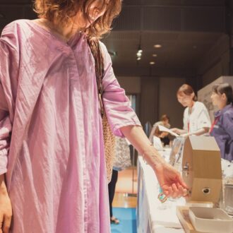 シードのブースでくじ引きする来場者