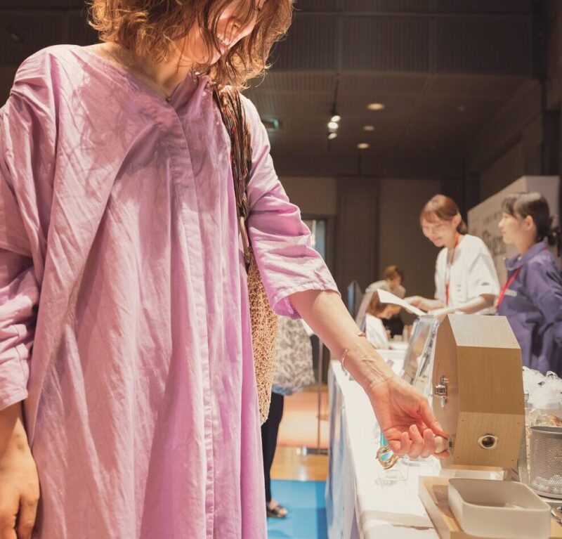 シードのブースでくじ引きする来場者