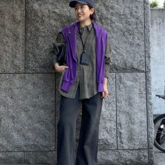 【40代スナップ】パープル×チェックで秋を先取り!旬の差し色コーデ|Shinzoneデザイナー染谷由希子さん