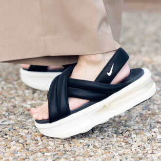 スポーツブランドは黒セレクトでモードに