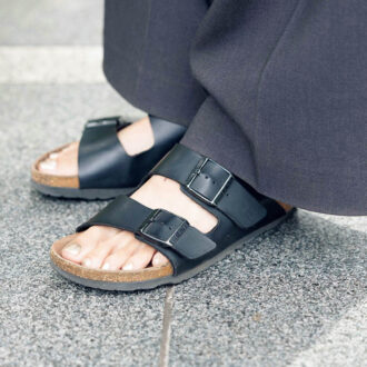 足もとの肌見せで着こなしに抜け感を