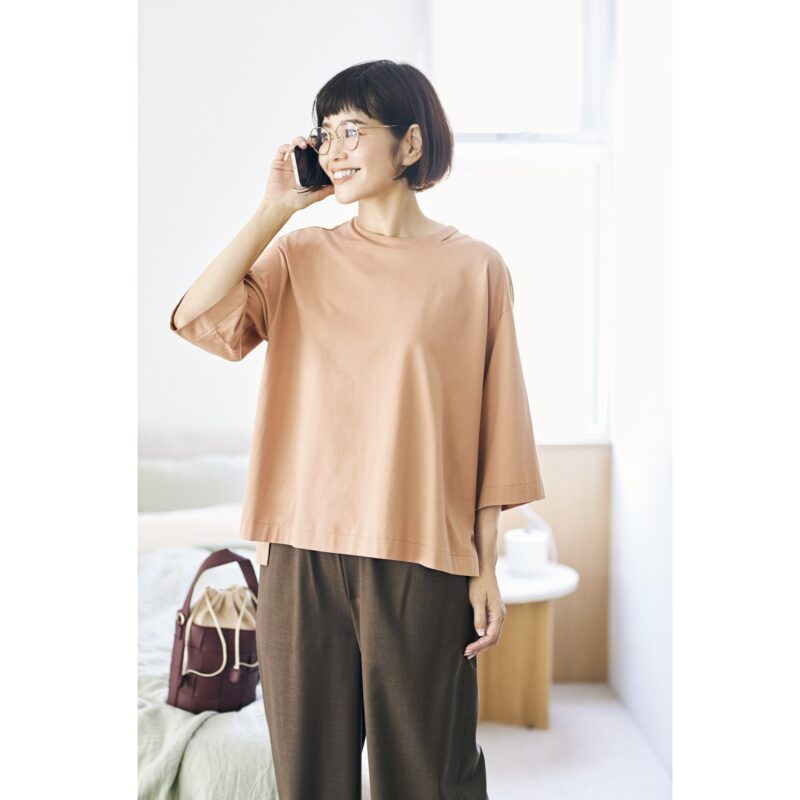 Tシャツ2万6400円（ベイジ，／オンワード樫山 お客様相談室）　パンツ5万600円（オブリオ）　メガネ6万2810円（オリバーピープルズ／ルックスオティカジャパン）　バッグ6996円（デッサン／ワールド プレスインフォメーション）