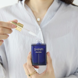 望海さんも実感！【FRACORA SHINPI® 導入美容液とセラムマスク】のW使いで「疲れ見え*¹」を瞬時にリセット