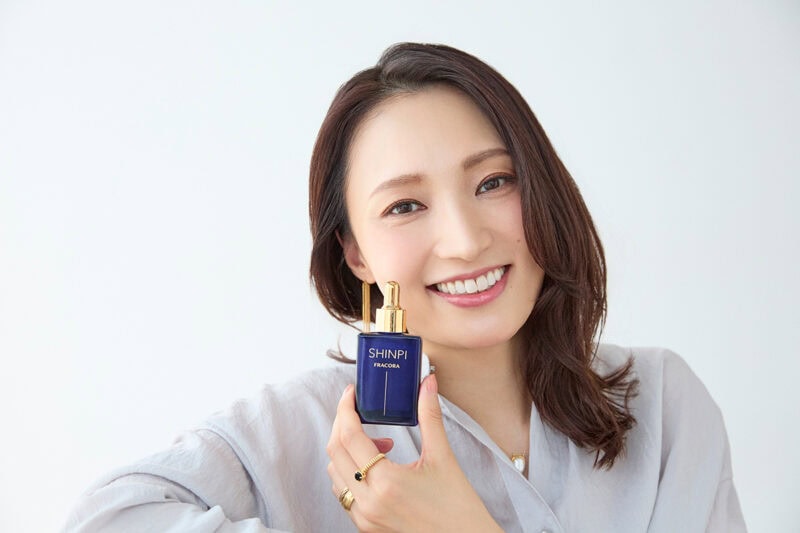 望海さんも実感！【FRACORA SHINPI® 導入美容液とセラムマスク】のW使いで「疲れ見え*¹」を瞬時にリセット