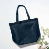 GLOW 2025年11月号2025年11月号 付録【プラステ リボン付き上品トート】 SIZE(約)縦36X横(上部)45x底マチ18cm<br />
シンプルデザインがあらゆるシーンにマッチ。<br />
