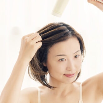 テンションをかけながらのハンドブローで髪をまっすぐに！