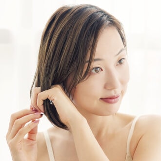 夜、髪を乾かす前にヘアオイルを！翌朝のスタイリングが時短に