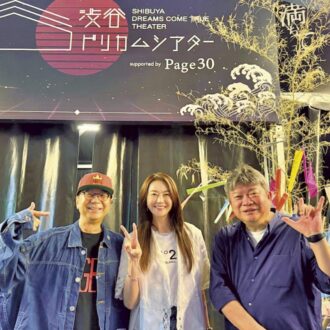 「映画『7月7日、晴れ』の上映会では、音楽監督のドリカムの中村正人さん（左）や本広克行監督（右）と29年ぶりに記念撮影」