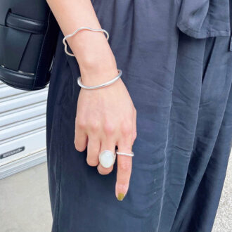 バングルレイヤードと天然石でアクセントに