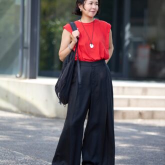 【40代スナップ】頼れる“リエスの黒ワイドパンツ”を主役にラフなお仕事コーデ｜フリーランスPR足立優子さん