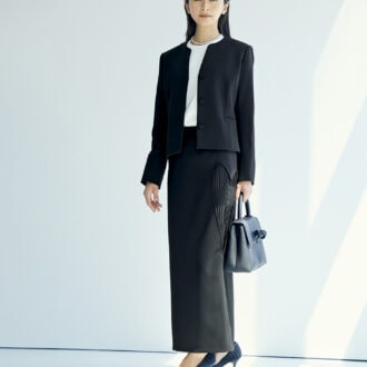 ジャケット3万9600円、ブラウス2万5300円、スカート4万9500(すべてザ ライナー/ザ カーター) パールネックレス1万6500円(ル ボンボン/フーブス) バッグ5万6100円(ヴァジック/ヴァジックジャパン) パンプス5万9400円(ネブローニ/ピモンテ)